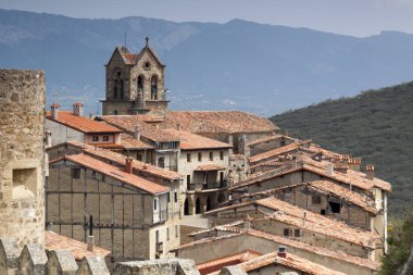 Köy Frias Burgos, Castilla y Leon içinde. İspanya. Antik ve ortaçağ mimarisi ile kale.