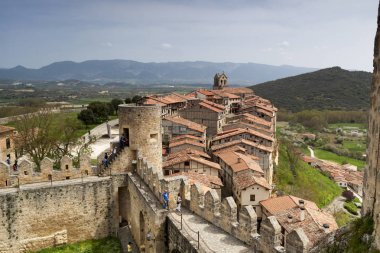 Köy Frias Burgos, Castilla y Leon içinde. İspanya. Antik ve ortaçağ mimarisi ile kale.