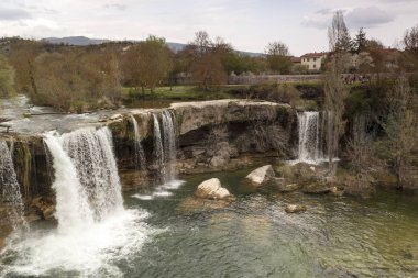 Castilla y Leon 'daki doğal manzara. Pedrosa de Tobalina, Burgos 'ta Cascade. İspanya.