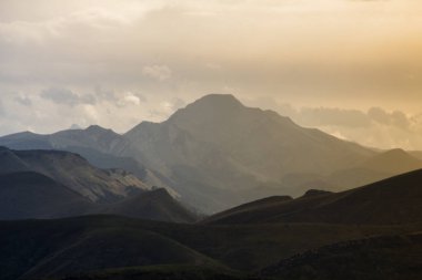 Sonbaharda Urkulu zirvesinden, dağlarından ve Irati ormanından manzara. Pireneler 'deki Aezkoa ve Salazar Vadisi, Navarra. İspanya.