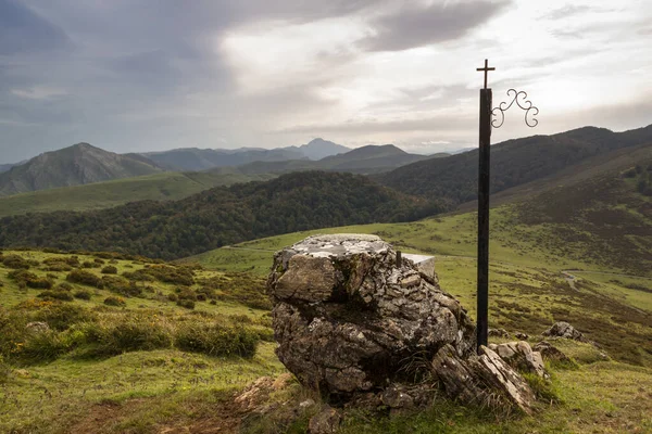 Sonbaharda Urkulu zirvesinden, dağlarından ve Irati ormanından manzara. Pireneler 'deki Aezkoa ve Salazar Vadisi, Navarra. İspanya.