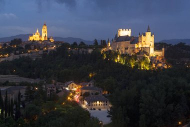 Segovia, anıtsal şehir. Alcazar, katedral ve kiliseler. Gece fotoğrafçılığı