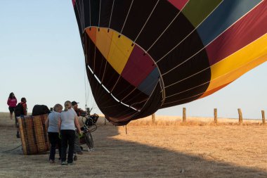 Castilla y Leon 'daki Segovia şehrinde havadan balon festivali. İspanya. Arkadaşlarınla ve ailenle maceralar, uçuşlar. Gün doğumunda bir balonla uçmak