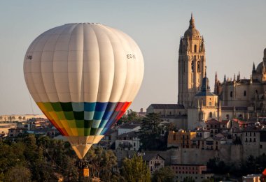 Castilla y Leon 'daki Segovia şehrinde havadan balon festivali. İspanya. Arkadaşlarınla ve ailenle maceralar, uçuşlar. Gün doğumunda bir balonla uçmak