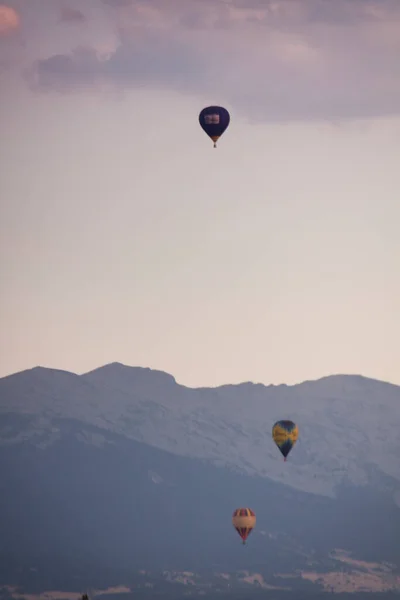 Castilla Leon Segovia 도시에서 열리는 스페인 친구와 기구를 날으는 — 스톡 사진