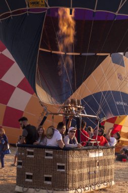 Segovia, Castilla ve Leon. İspanya - 20 Temmuz 2019: Şehrin üzerinde havadan balon festivali. Arkadaşlarınla ve ailenle maceralar, uçuşlar. Gün doğumunda bir balonla uçmak
