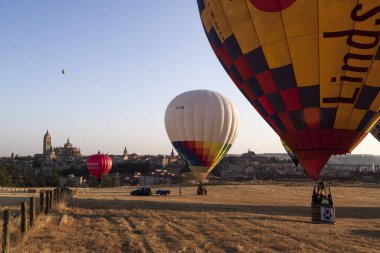 Segovia, Castilla ve Leon. İspanya - 20 Temmuz 2019: Şehrin üzerinde havadan balon festivali. Arkadaşlarınla ve ailenle maceralar, uçuşlar. Gün doğumunda bir balonla uçmak