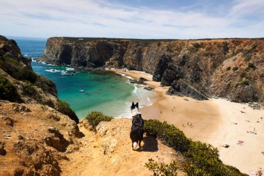 Alentejo 'daki balıkçıların rotası, Portekiz' deki kayalıklarla gezinti. Kıyı şeridi boyunca ahşap yol.