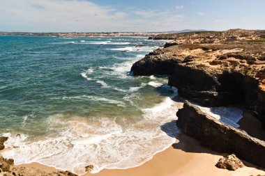 Alentejo 'daki balıkçıların rotası, Portekiz' deki kayalıklarla gezinti. Kıyı şeridi boyunca ahşap yol.
