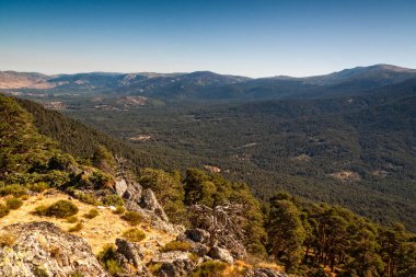 Sierra de Guadarrama Ulusal Parkı. Valsain, Segovia 'daki dağların manzarası. İspanya