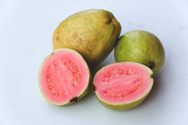 Beyaz arka plan üzerinde taze guava meyve