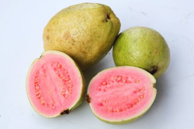 Beyaz arka plan üzerinde taze guava meyve