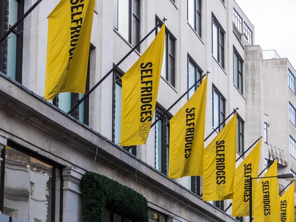 Londra, Kasım 2017. Bir görünümü selfridges dışında bayrakların depolamak, Londra.