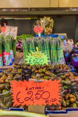 İtalya, Ventimiglia 'daki ünlü cuma pazarı.