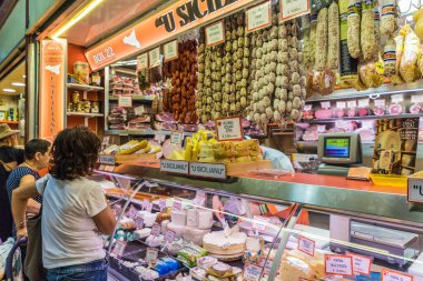 İtalya, Ventimiglia 'daki ünlü cuma pazarı.