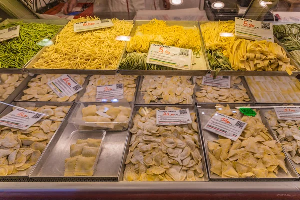 O famoso mercado de sexta-feira em Ventimiglia, na Itália — Fotografia de Stock