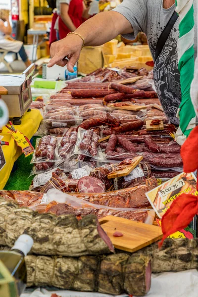 Il famoso mercato del venerdì a Ventimiglia in Italia — Foto Stock