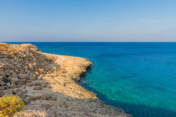 Uma vista típica no Cabo Greco em Chipre — Fotografia de Stock