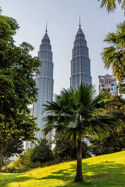 Башни-близнецы Петронас в Куала-Лумпуре — стоковое фото