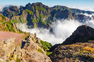 Pico Ruivo ve Pico Areeiro, güzel dağ manzarası, Madeira, Portekiz Merkezi yapmak