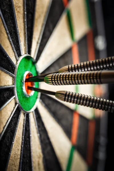 Three darts in bull 's eye, close up — стоковое фото