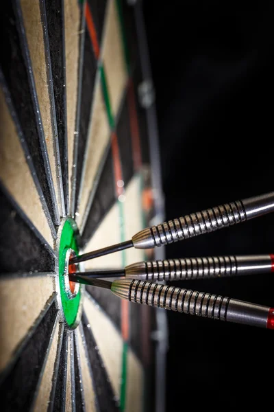 Three darts in bull 's eye, close up — стоковое фото