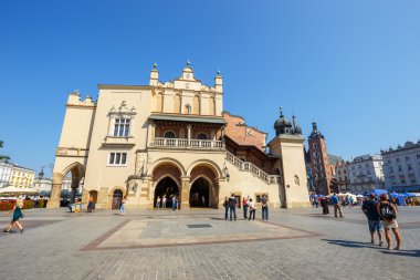 Krakow, Polonya - 16 Eylül 2016: The Grand Central Square da Cloth Hall, Krakow, Polonya bilinen Rönesans Sukiennice önünde bir yaz günde zevk turist