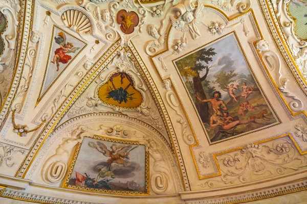 Wnętrza i freski z pałacu Wallensteina obecnie dom Senatu Republiki Czeskiej w Pradze Praga, Republika Czeska - 20 sierpnia 2011: — Zdjęcie stockowe