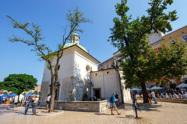 KRAKOW, POLONIA - 16 de septiembre de 2016: El edificio de una sola nave de la Iglesia de St. Wojciech en la Plaza del Mercado, construido en el estilo románico, Cracovia, Polonia —  Fotos de Stock