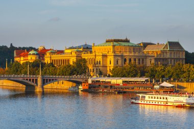 Prague, Çek Cumhuriyeti, 19 Eylül 2011: akşam görünümü Prag tarihi merkezi Nehri Vltava, Çekya yukarıda üzerinde