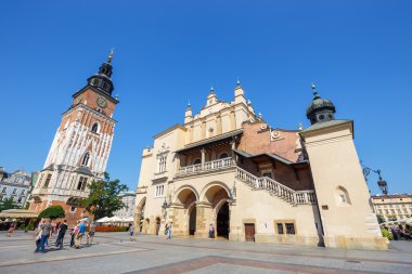 Krakow, Polonya - 16 Eylül 2016: The Grand Central Square da Cloth Hall, Krakow, Polonya bilinen Rönesans Sukiennice önünde bir yaz günde zevk turist