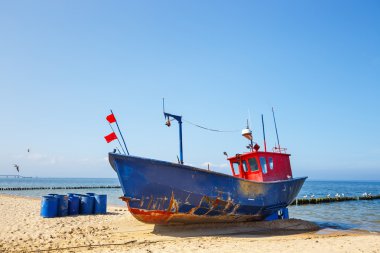 Balıkçı teknesi plaj yaz saati