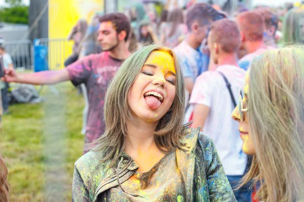 Cracovia, Polonia, 11 de junio de 2016: Festival de Colores en Cracovia. Personas no identificadas bailando y celebrando durante el lanzamiento de color, Polonia — Foto de Stock