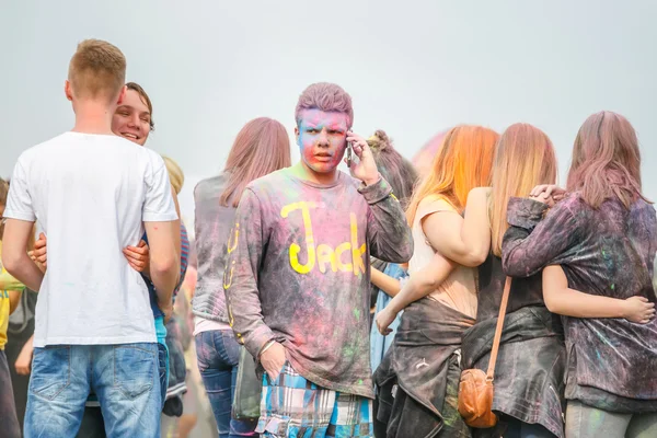 Cracovia, Polonia, 11 de junio de 2016: Festival de Colores en Cracovia. Personas no identificadas bailando y celebrando durante el lanzamiento de color, Polonia — Foto de Stock