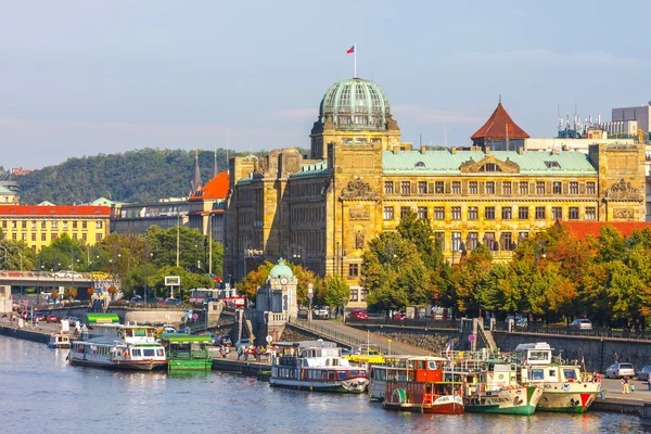 Praga, Czeska Republika, 19 września 2011: wieczorem widok na historyczne centrum Pragi powyżej rzeki Wełtawy, Czechy — Zdjęcie stockowe