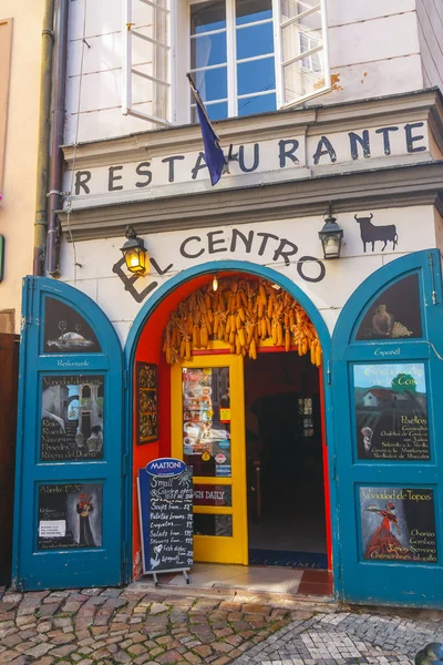 Prag, Tschechische Republik, 20. September 2011: Restaurant in der Prager Altstadt an einem sonnigen Tag. Prag ist die Hauptstadt Tschechiens — Stockfoto