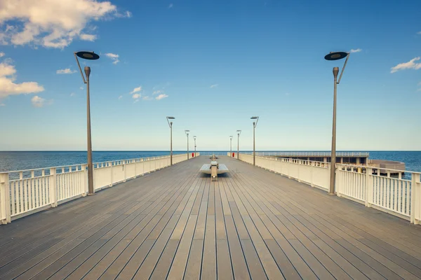 Muelle de madera simétrico en Kolobrzeg con efecto vintage — Foto de Stock