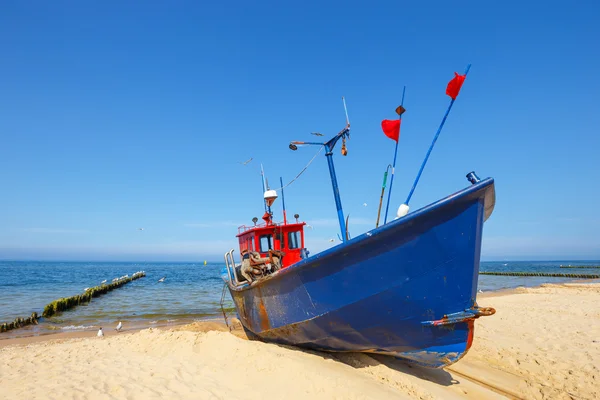 Barco de pesca en la playa a la hora de verano —  Fotos de Stock