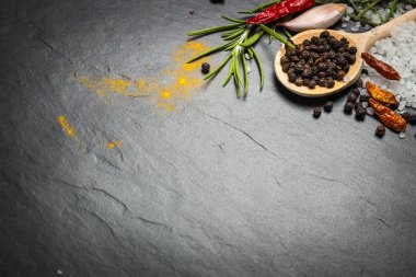 baharat ve otlar üzerinde siyah taş zemin, kopya alanı ile Üstten Görünüm