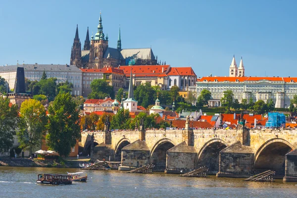 Praga, República Checa, 20 de septiembre de 2011: Vista al Castillo de Praga desde el Puente de Carlos sobre el río Moldava en Praga, República Checa —  Fotos de Stock