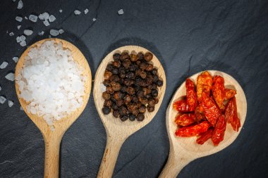 Biber karabiber ve tuz rustik taş zemin üzerine. Havai görünümü gıda fotoğrafçılığı.