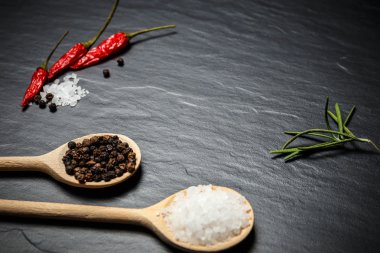 Biber karabiber ve tuz rustik taş zemin üzerine. Havai görünümü gıda fotoğrafçılığı.