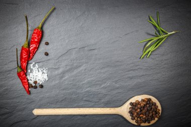 Biber karabiber ve tuz rustik taş zemin üzerine. Havai görünümü gıda fotoğrafçılığı.