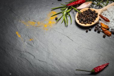 baharat ve otlar üzerinde siyah taş zemin, kopya alanı ile Üstten Görünüm