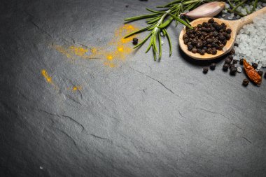 baharat ve otlar üzerinde siyah taş zemin, kopya alanı ile Üstten Görünüm