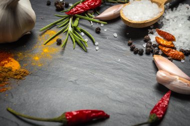 baharat ve otlar üzerinde siyah taş zemin, kopya alanı ile Üstten Görünüm