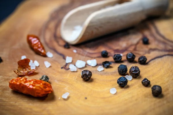Чили с черным перцем и солью на деревенском деревянном столе. Фотография продуктов питания . — стоковое фото