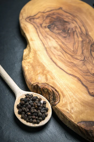 Pimenta preta na mesa de madeira rústica com espaço de cópia — Fotografia de Stock