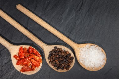 Biber karabiber ve tuz rustik taş zemin üzerine. Havai görünümü gıda fotoğrafçılığı.