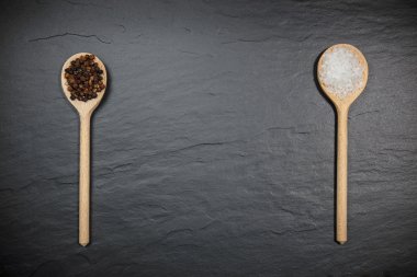 Biber karabiber ve tuz rustik taş zemin üzerine. Havai görünümü gıda fotoğrafçılığı.